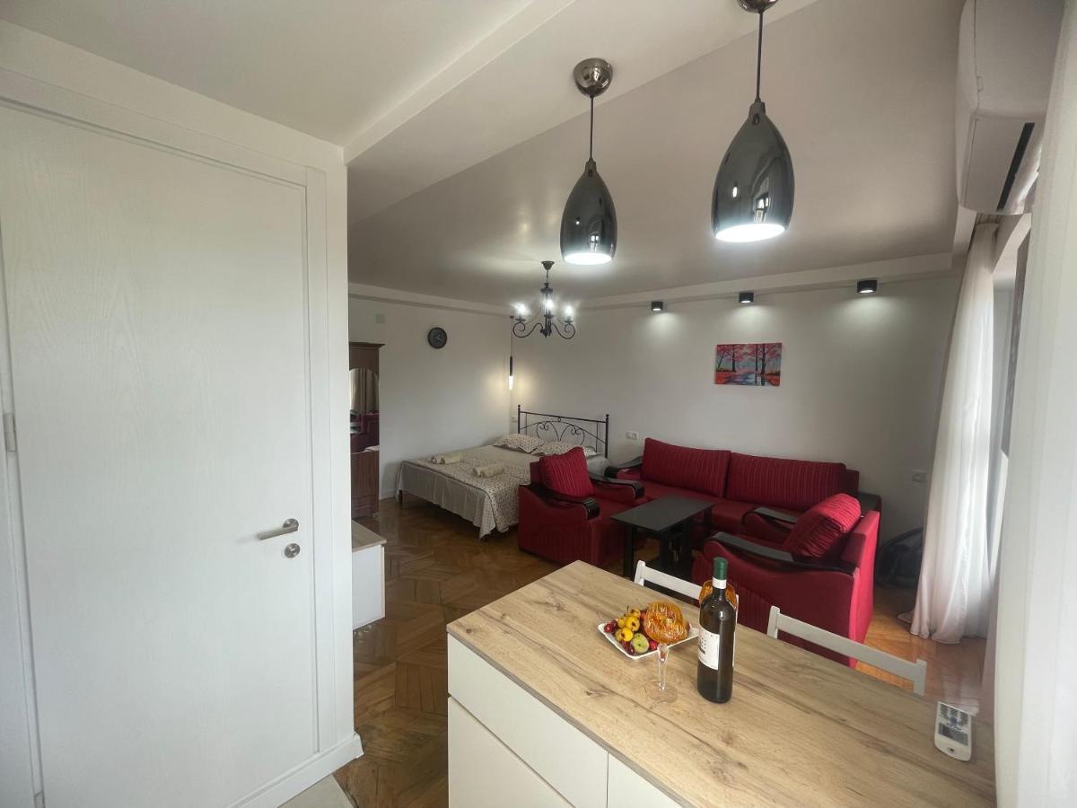 Apartment 2 Minutes From The Sea Batoumi Extérieur photo