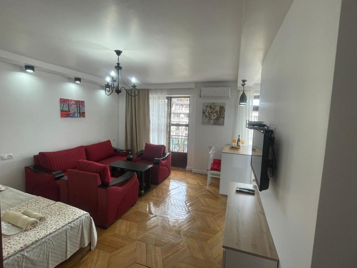 Apartment 2 Minutes From The Sea Batoumi Extérieur photo